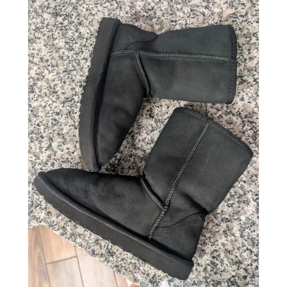 UGG Classic Short II Black Sheepskin Boots Women's Size 8 EU 39 Winter Boots